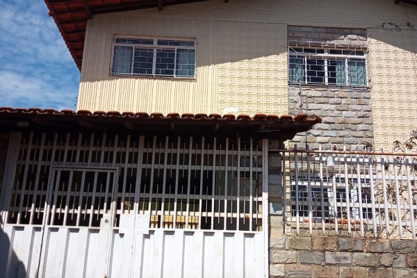 Casa estilo colonial no Nova Cintra